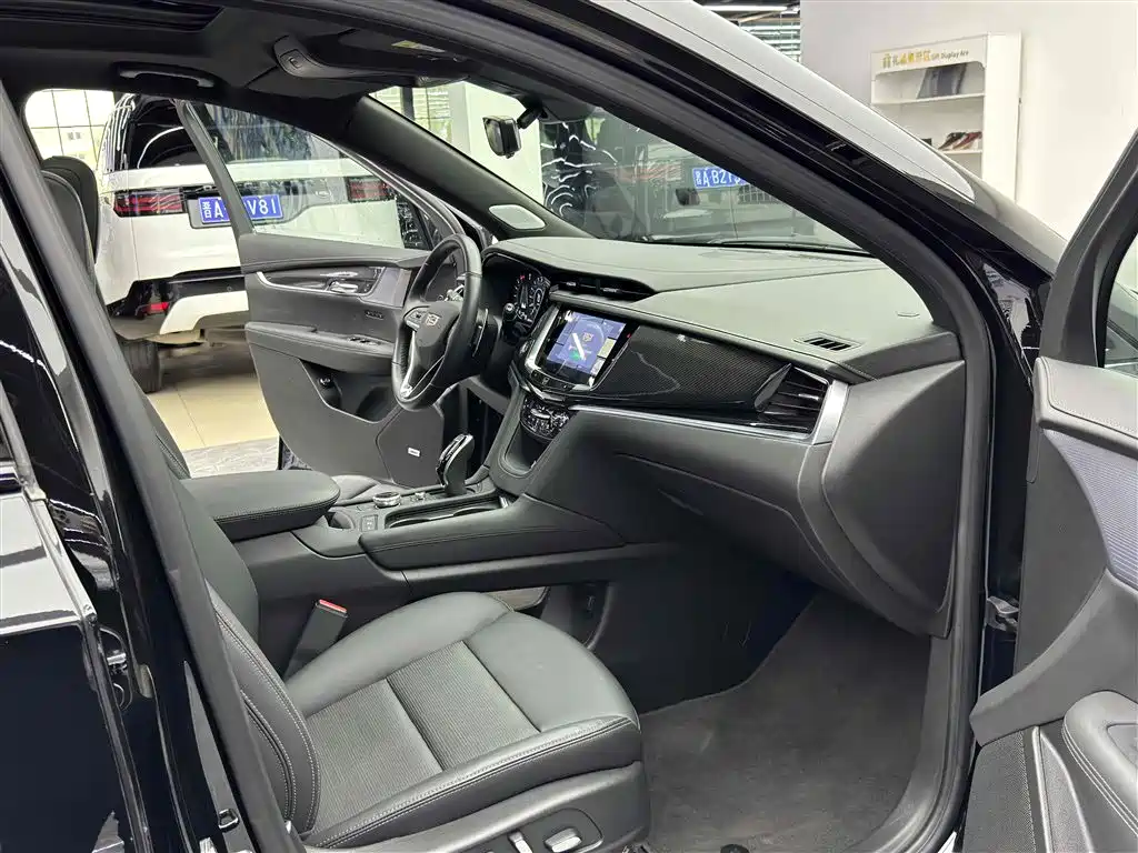 CADILLAC XT6