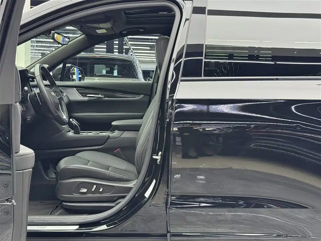CADILLAC XT6