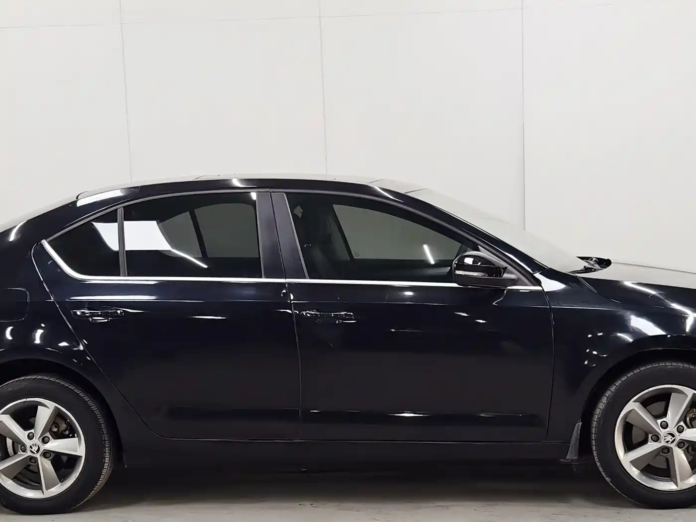 Škoda Octavia 2016 1.6L Automatic Pioneer Edition фото 7