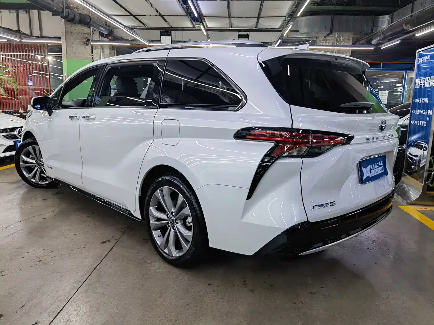 Toyota Sienna 2023 2.5L Hybrid Premium Edition фото 6