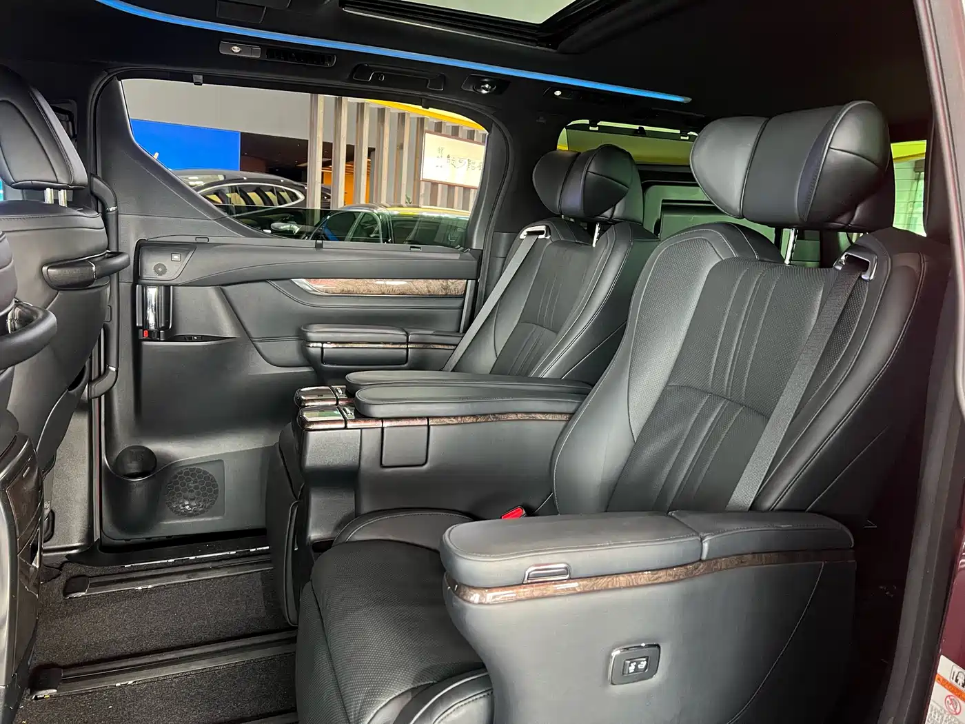 Toyota Alphard 2020 Hybrid 2.5L Premium Edition фото 3