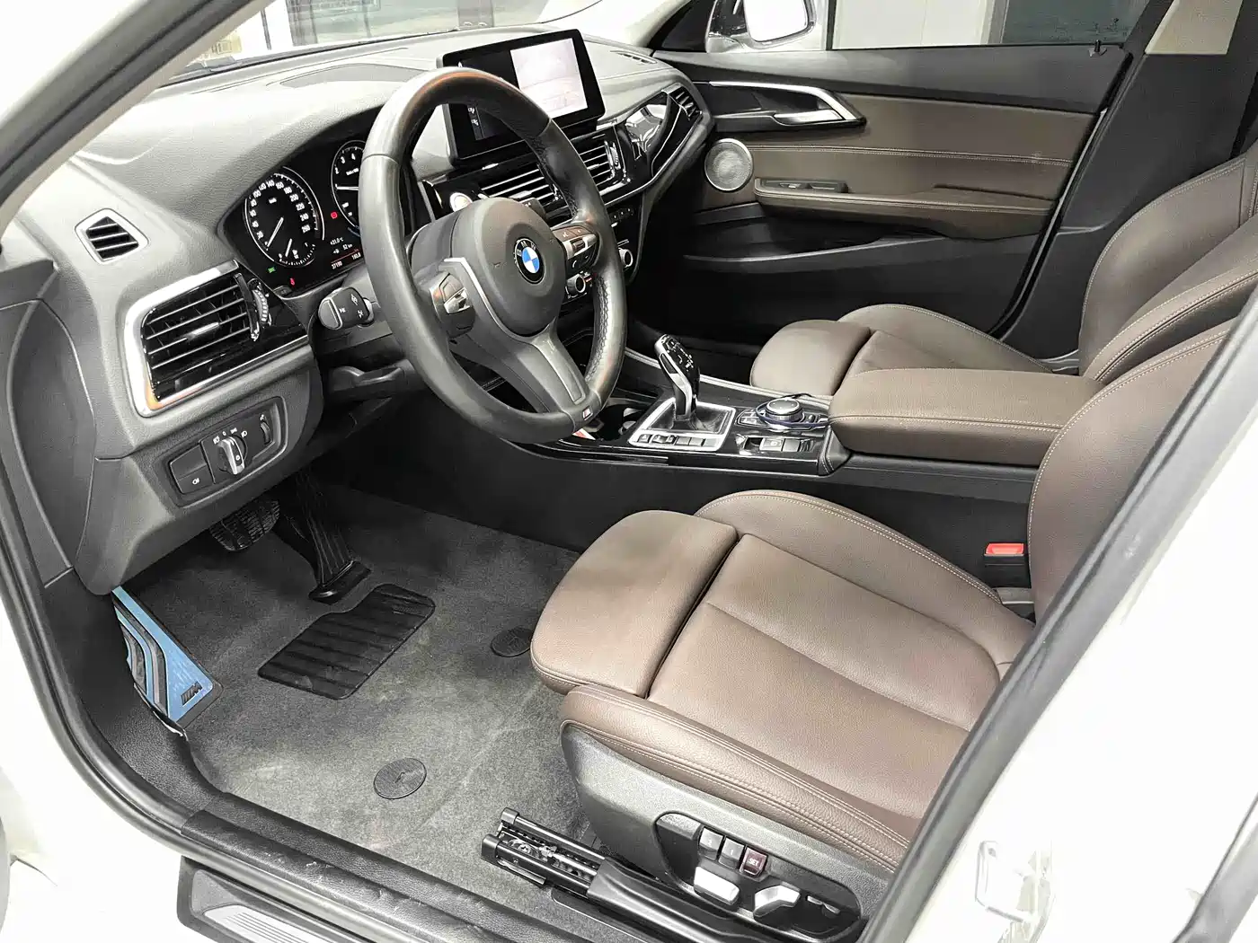 BMW 1 Series 2023 120i M Sport Shadow Edition фото 7