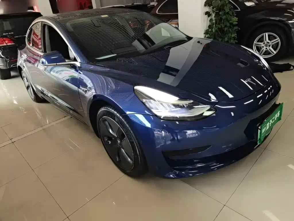 Фото 4 - Tesla Model 3