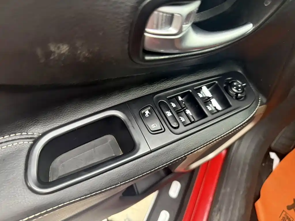 Photo 8 - Jeep Renegade