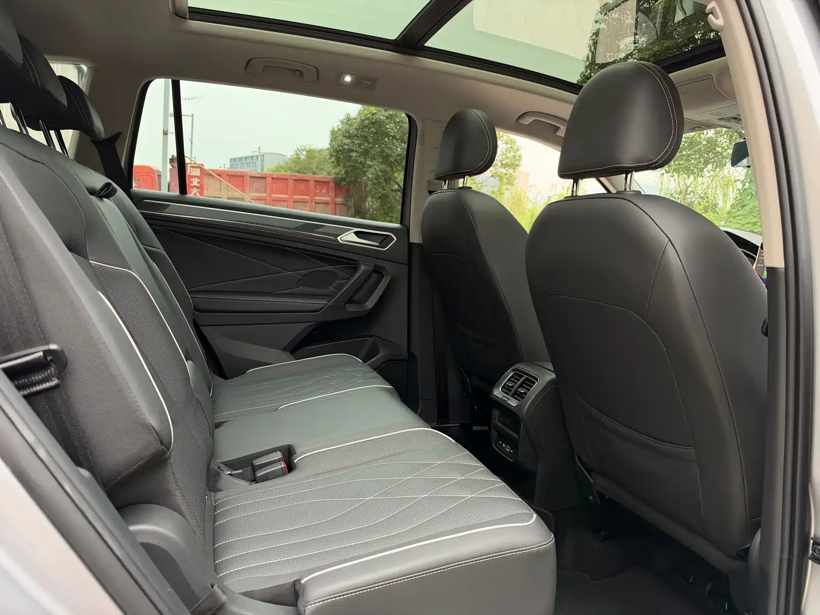 Photo 11 - Volkswagen Tiguan L