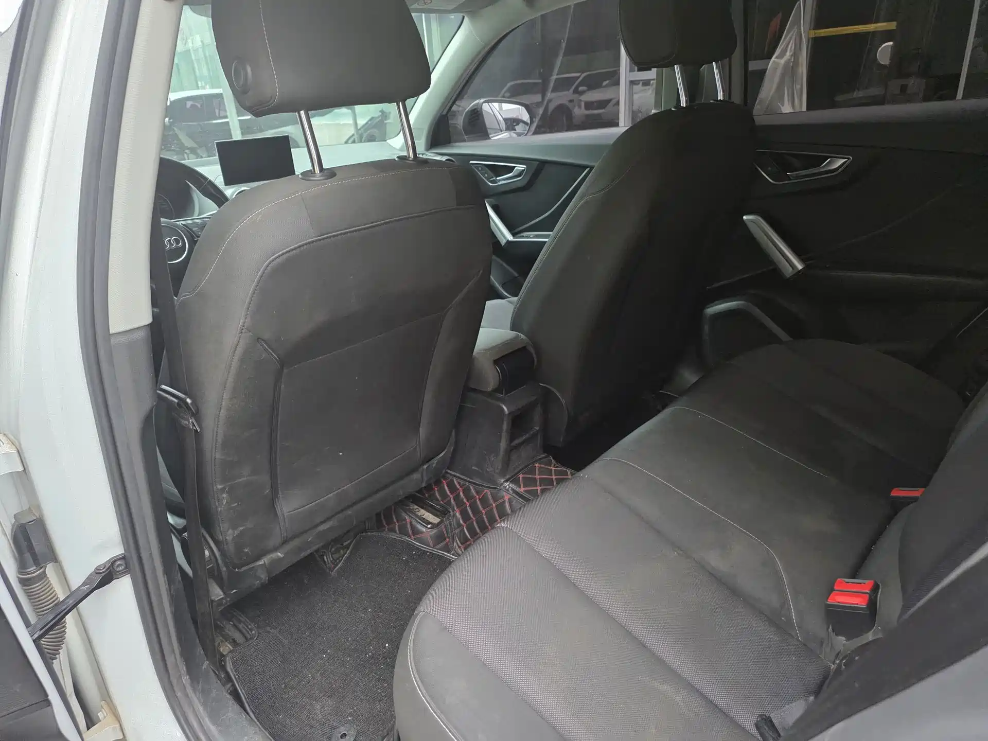 Photo 10 - Audi Q2L