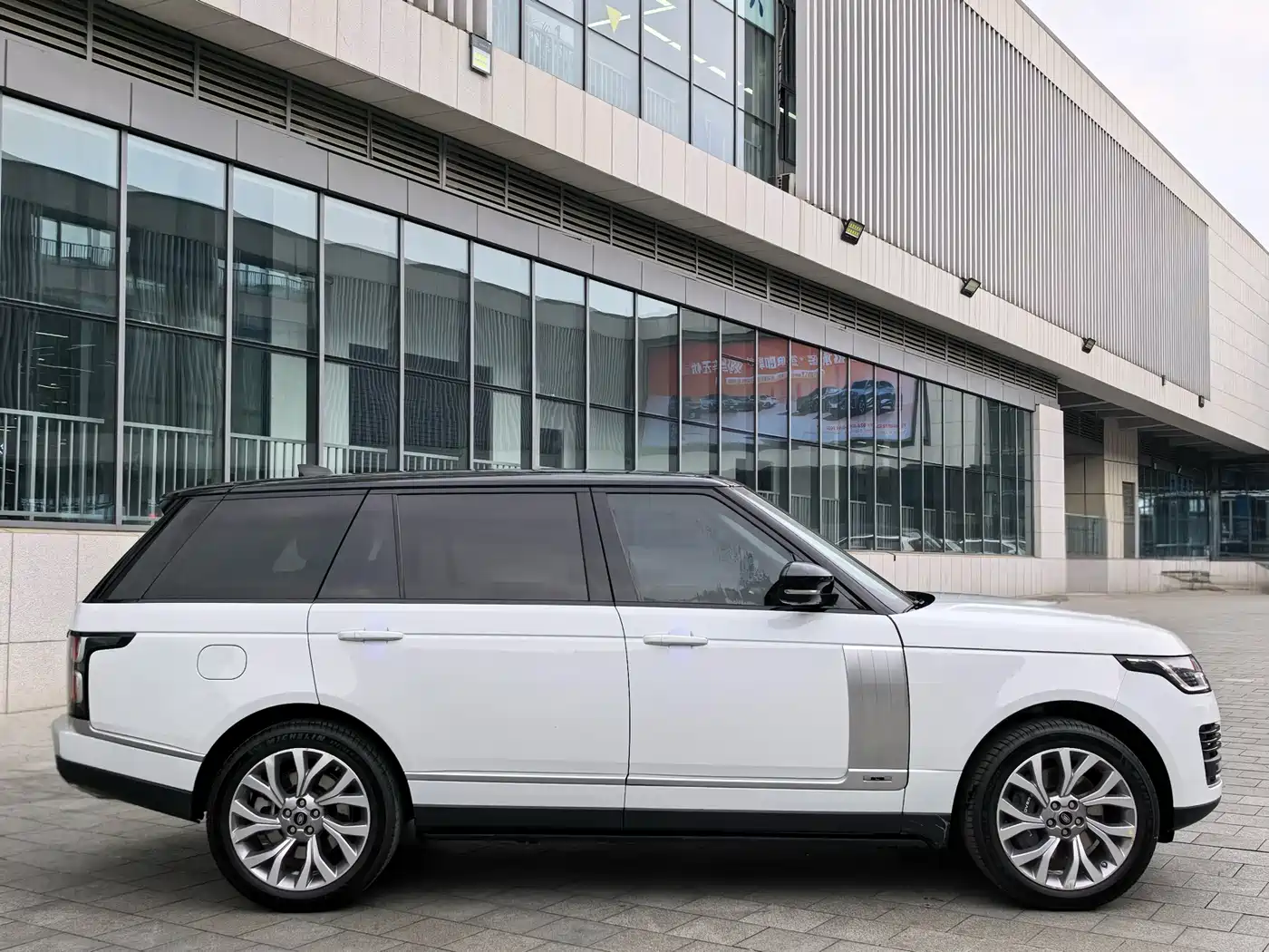 Land Rover Range Rover 2021 3.0 L6 Heritage Extended Classic Edition фото 4
