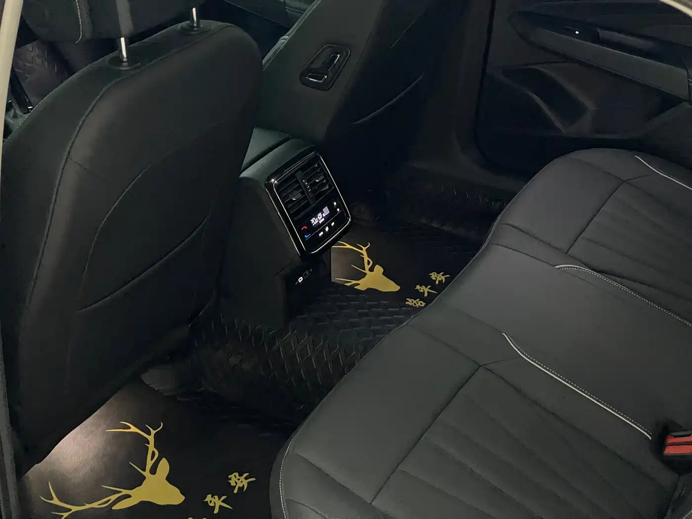 Volkswagen Passat 2024 380TSI Elite Edition фото 12