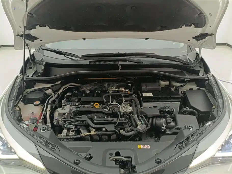 Toyota C-HR 2021 2.0L Luxury Edition фото 10