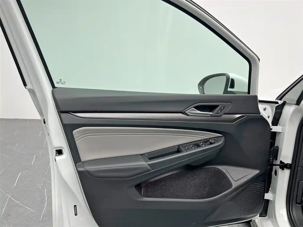 Volkswagen Golf 2025 300TSI R-Line фото 12