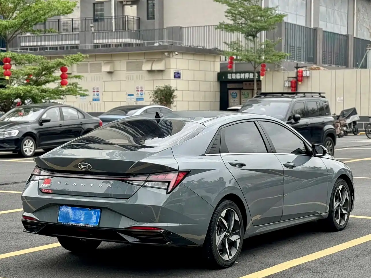 Hyundai Elantra 2021 1.5L CVT LUX Premium Edition фото 9