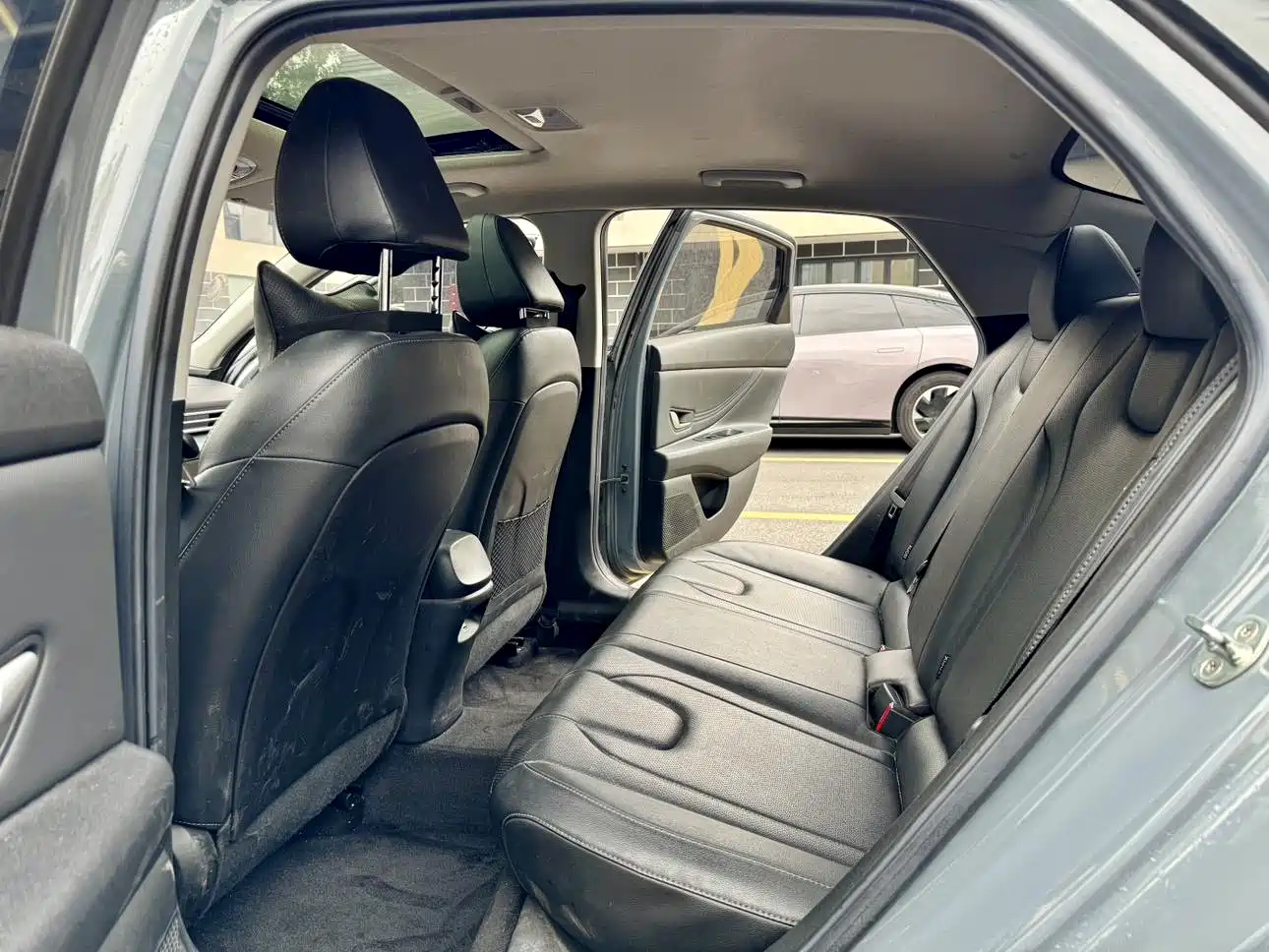 Hyundai Elantra 2021 1.5L CVT LUX Premium Edition фото 6