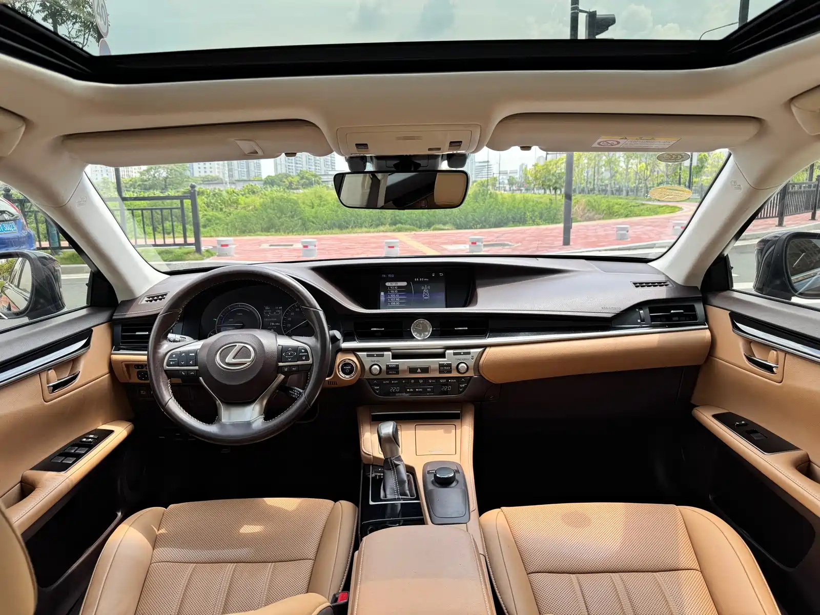 Фото 8 - Lexus ES