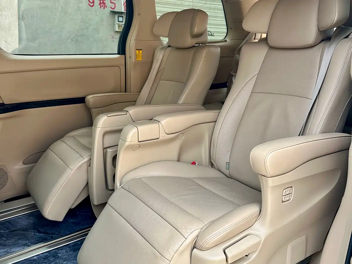 Toyota Alphard фото 8