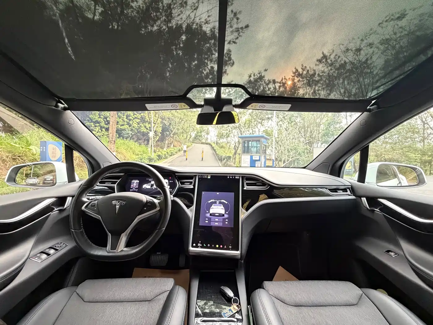 TESLA MODEL X