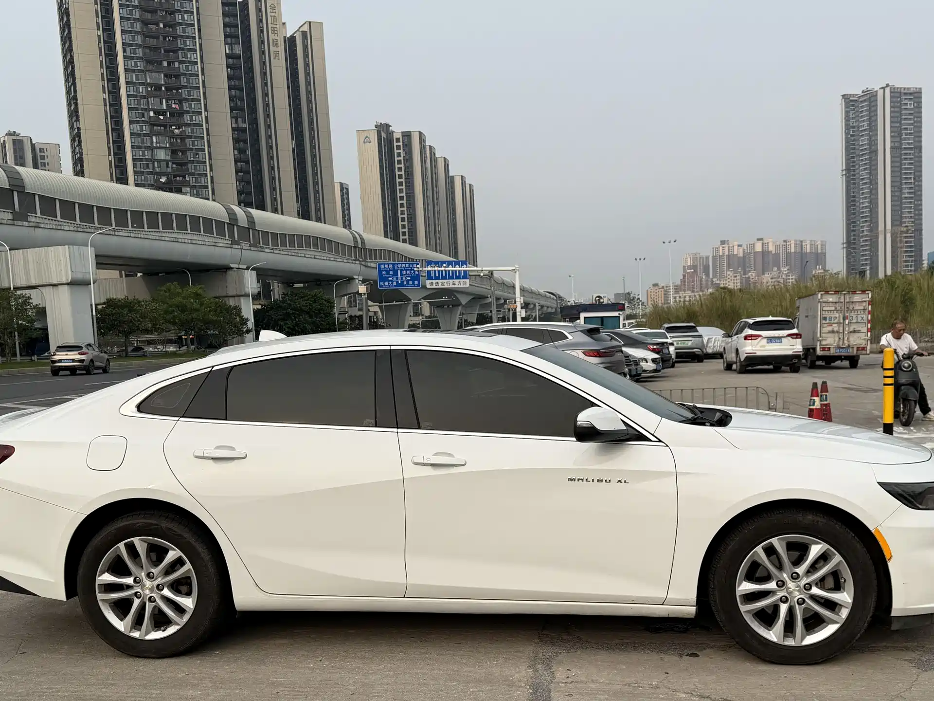 Photo 6 - Chevrolet Malibu XL