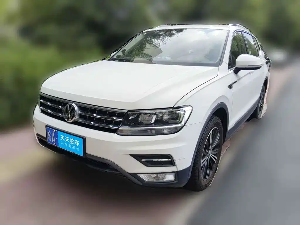 Photo 1 - Volkswagen Tiguan L