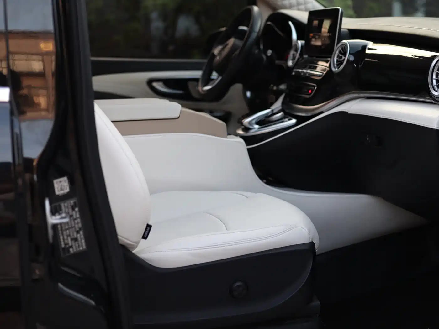 Mercedes-Benz V-Class 2018 V 260 L Premium Long Wheelbase Edition China VI фото 37