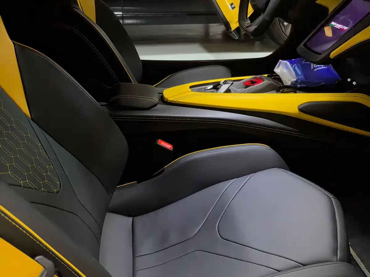 LAMBORGHINI REVUELTO