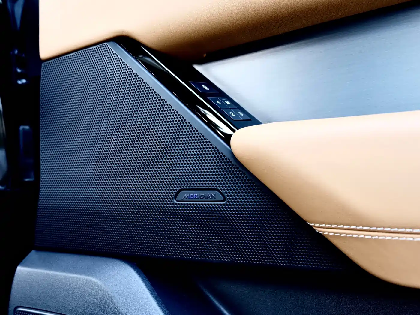 Land Rover Range Rover Velar 2022 250PS Golden Collector's Edition фото 25