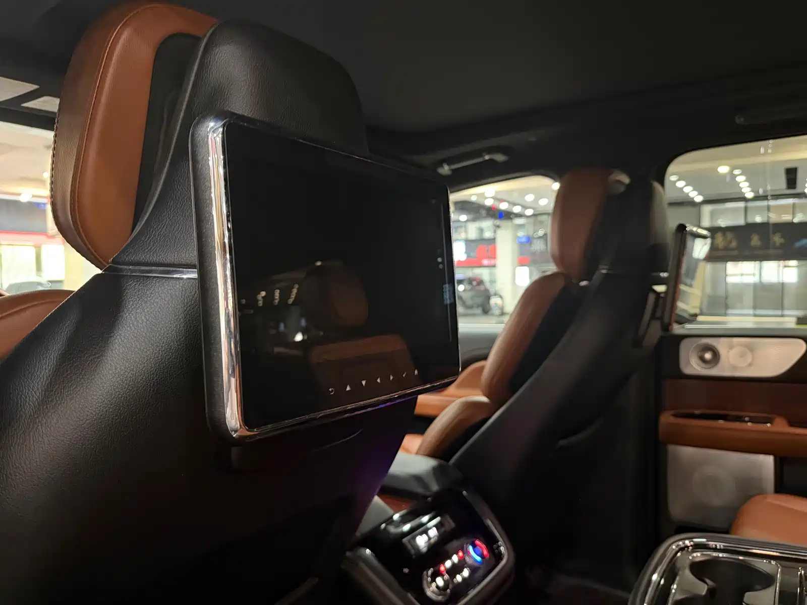Фото 6 - Lincoln Navigator