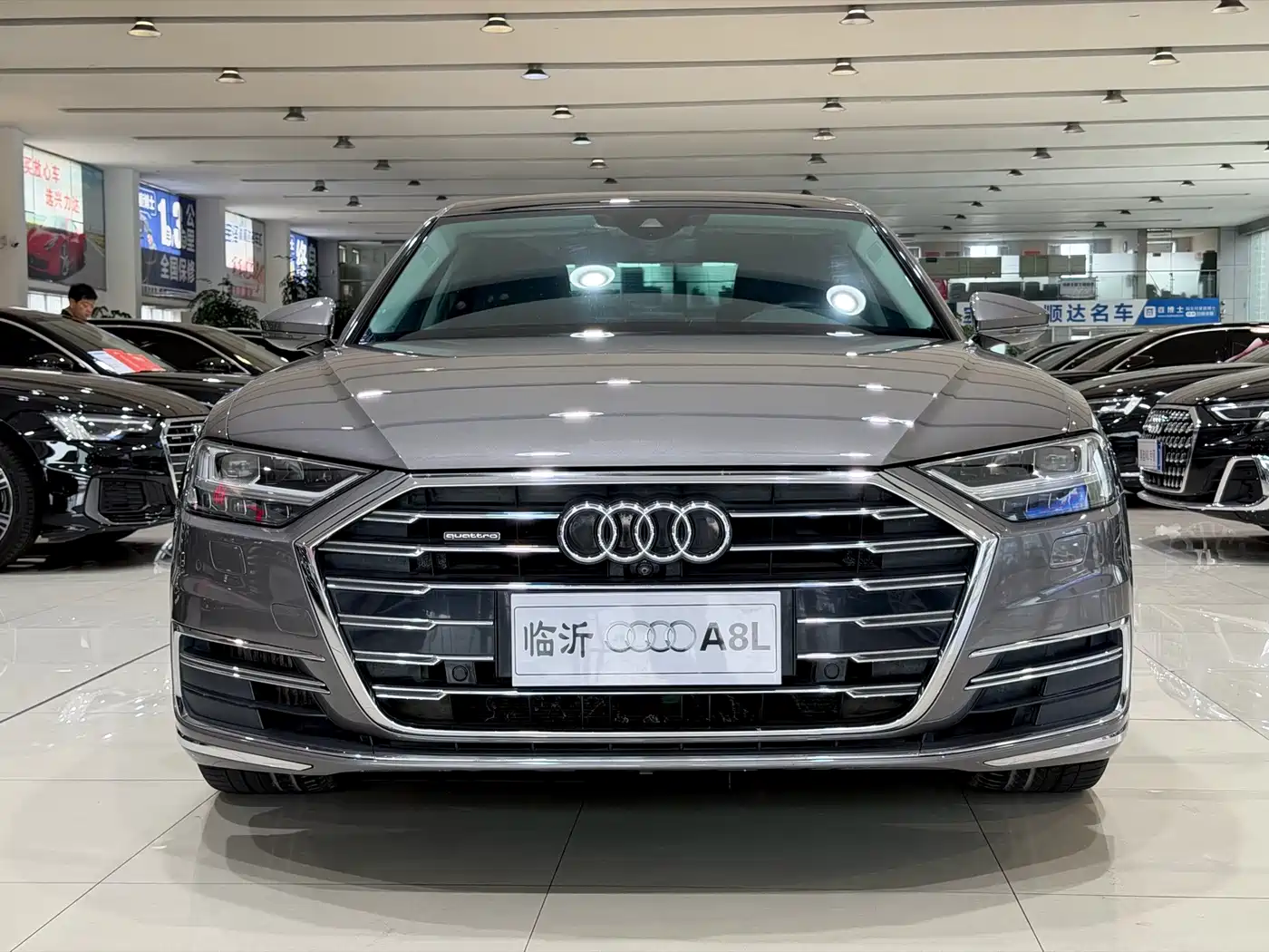 Фото 2 - Audi A8