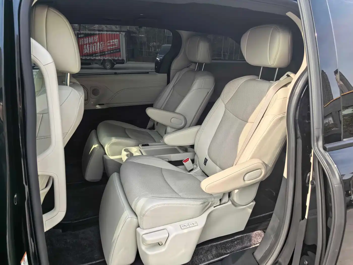 Toyota Sienna 2024 2.5L Hybrid 4WD Premium Edition фото 11