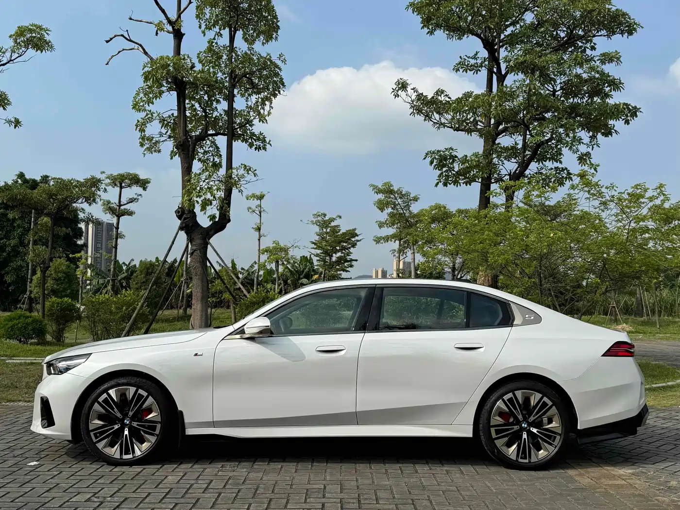 BMW 5 Series 2024 530Li Premium M Sport Package фото 18
