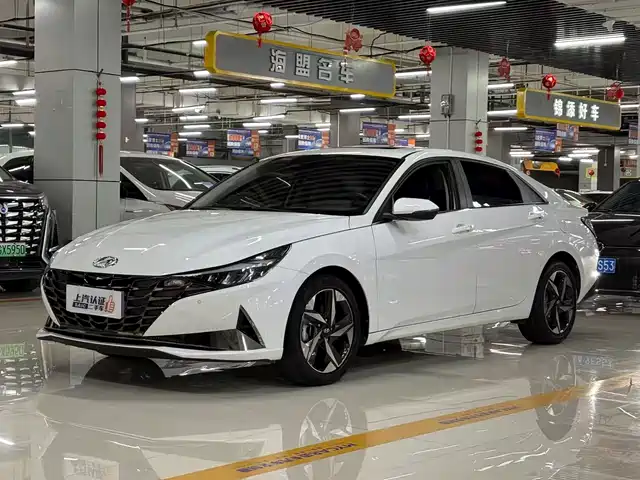 Hyundai Elantra 2022 1.5L CVT LUX Premium Edition — фото 1