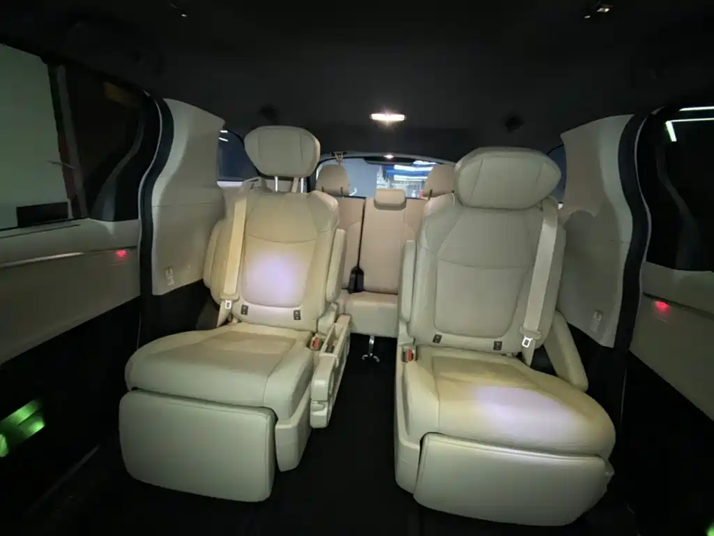 Toyota Sienna 2023 2.5L Hybrid Premium Edition фото 19