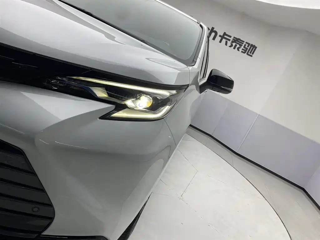 Toyota Sienna 2023 2.5L Hybrid Premium Edition фото 9