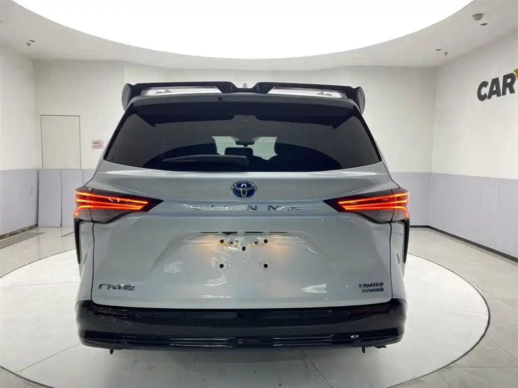 Toyota Sienna 2023 2.5L Hybrid Premium Edition фото 6