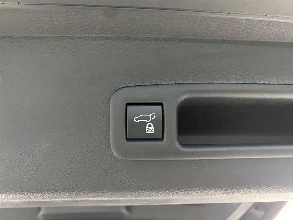 Toyota Sienna 2023 2.5L Hybrid Premium Edition фото 24