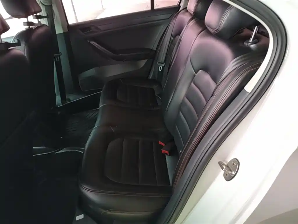 Volkswagen Jetta 2019 Dream Edition 1.4L Manual Fashion фото 17