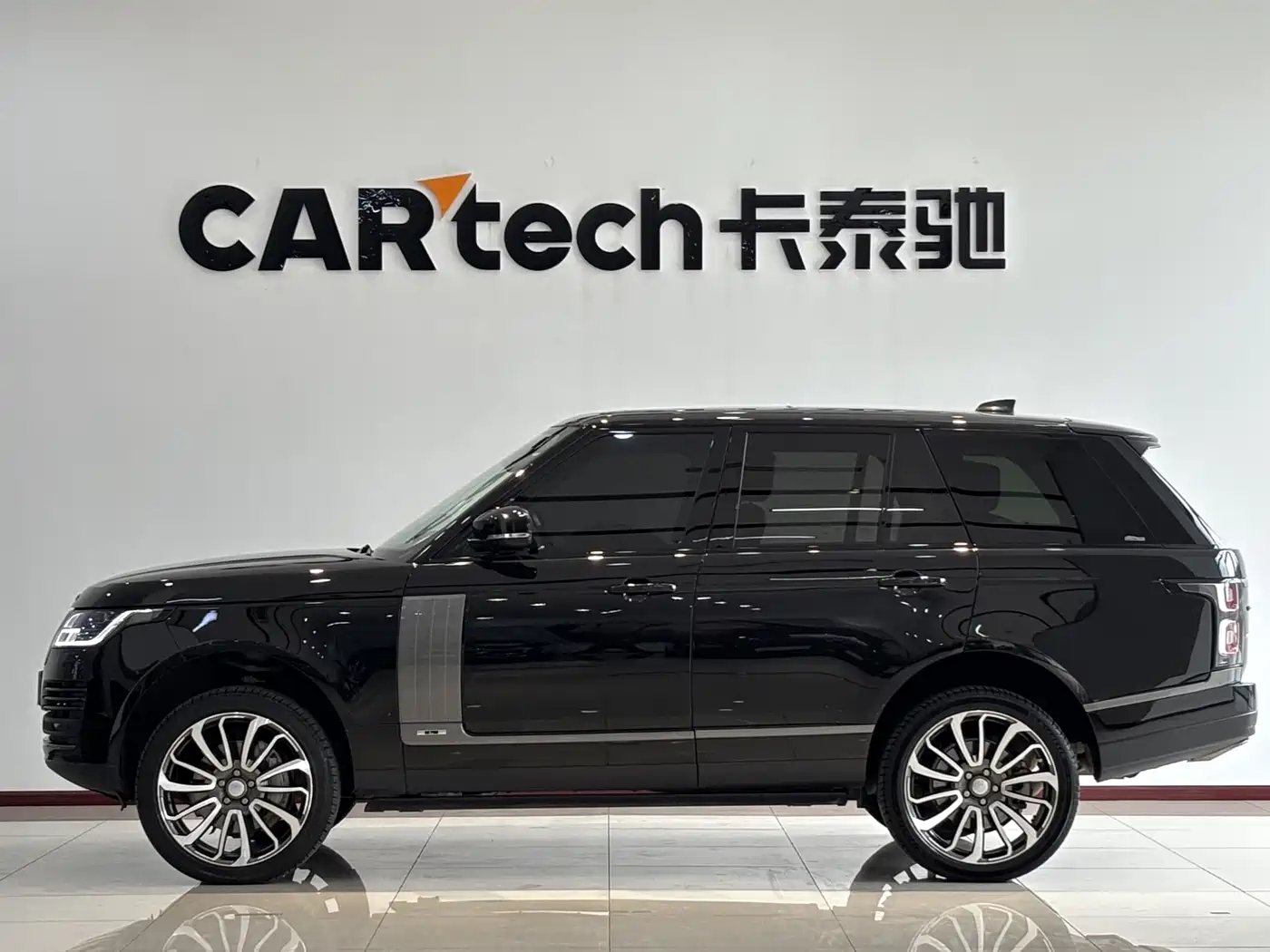 Land Rover Range Rover 2021 3.0 L6 Golden Age Edition фото 23