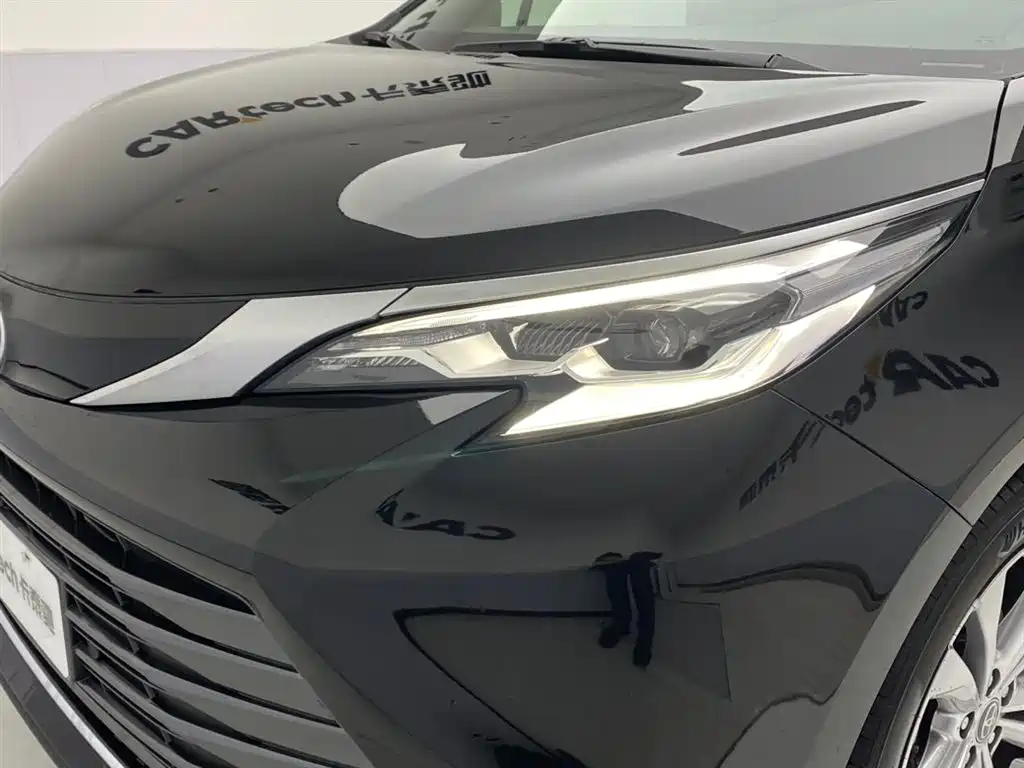 Toyota Sienna 2024 2.5L Hybrid Ultimate Premium Edition фото 9