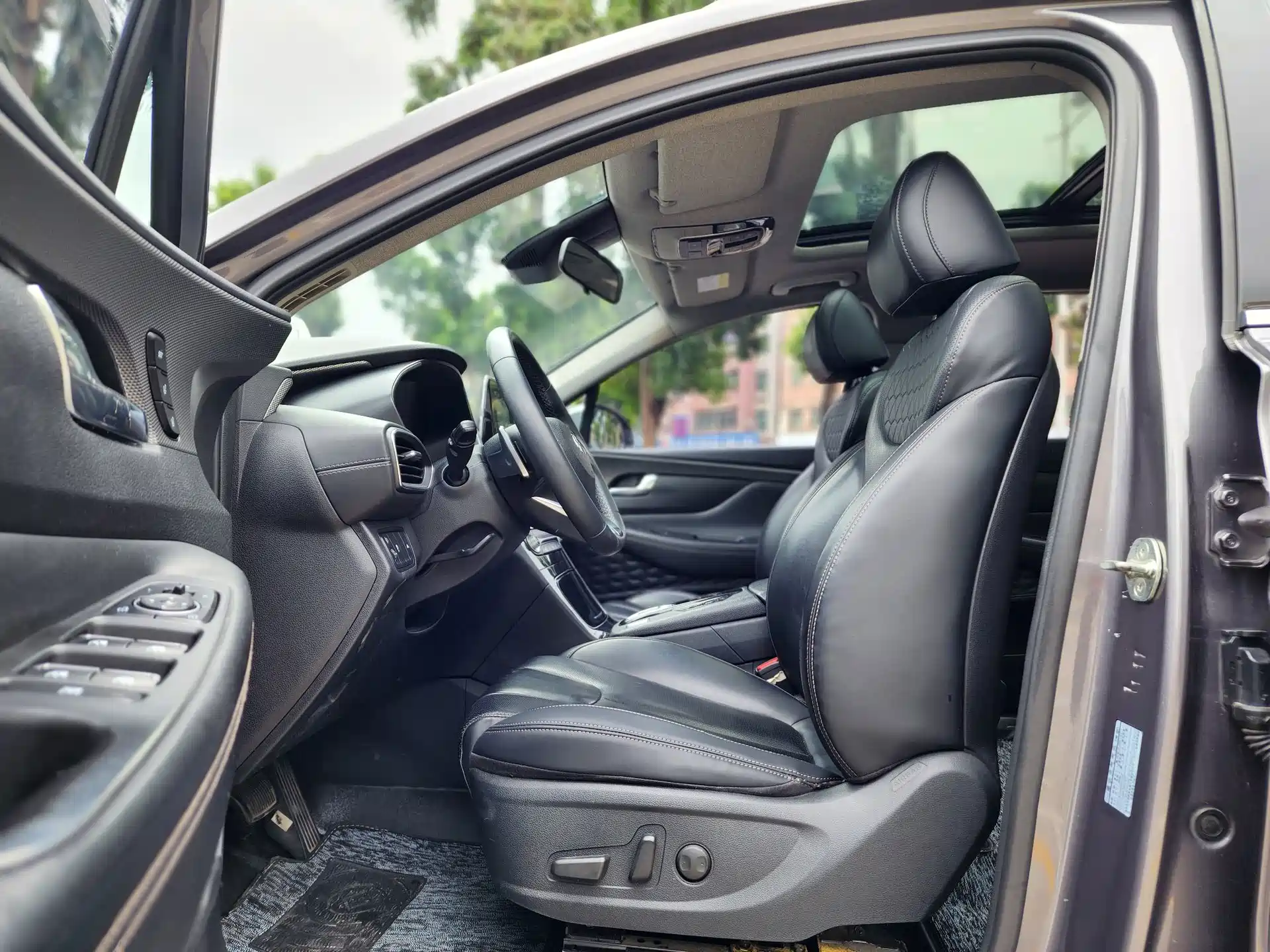 Photo 8 - Hyundai Santa Fe