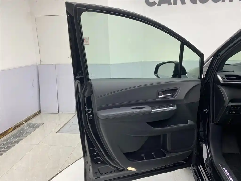 Toyota Sienna 2024 2.5L Hybrid Ultimate Premium Edition фото 16