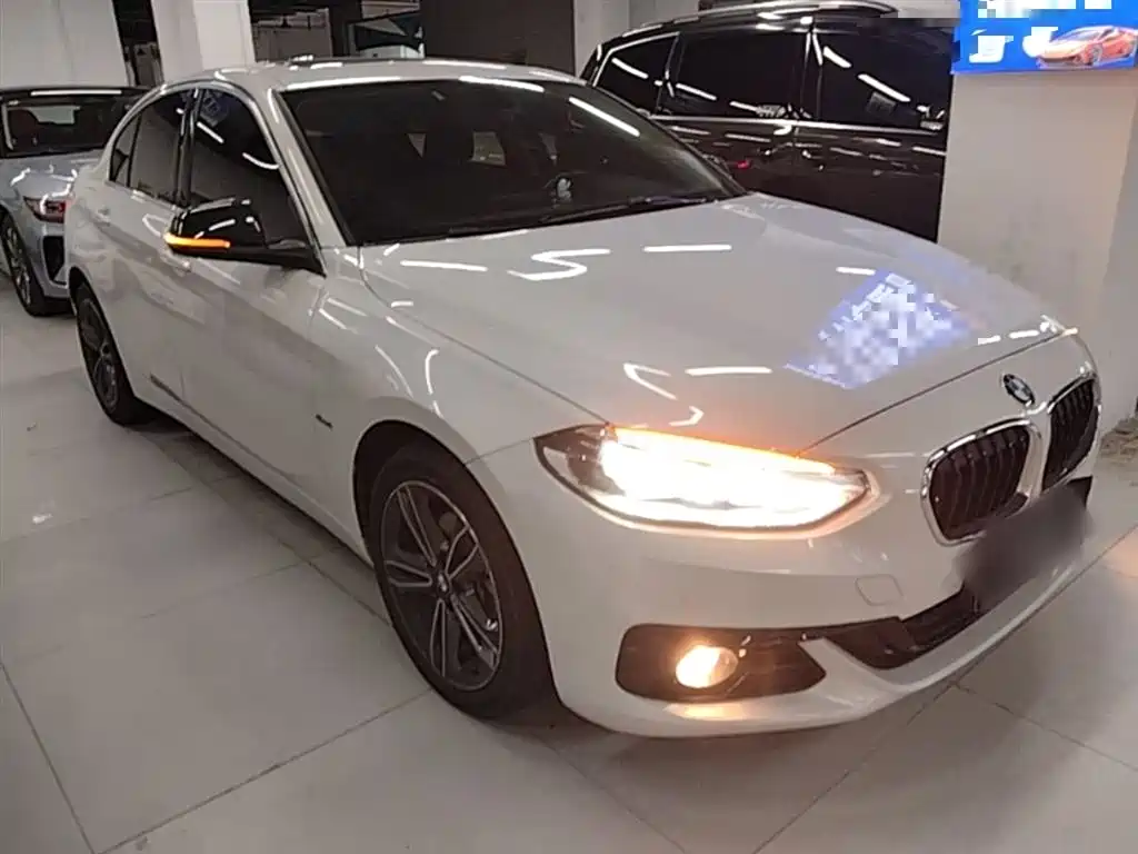 BMW 1 Series 2018 118i Sport Edition фото 4