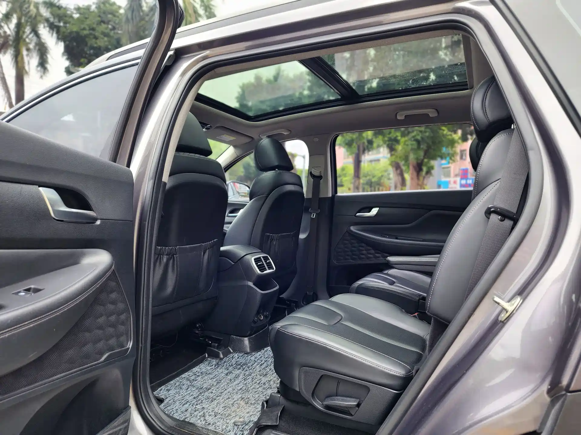 Photo 9 - Hyundai Santa Fe