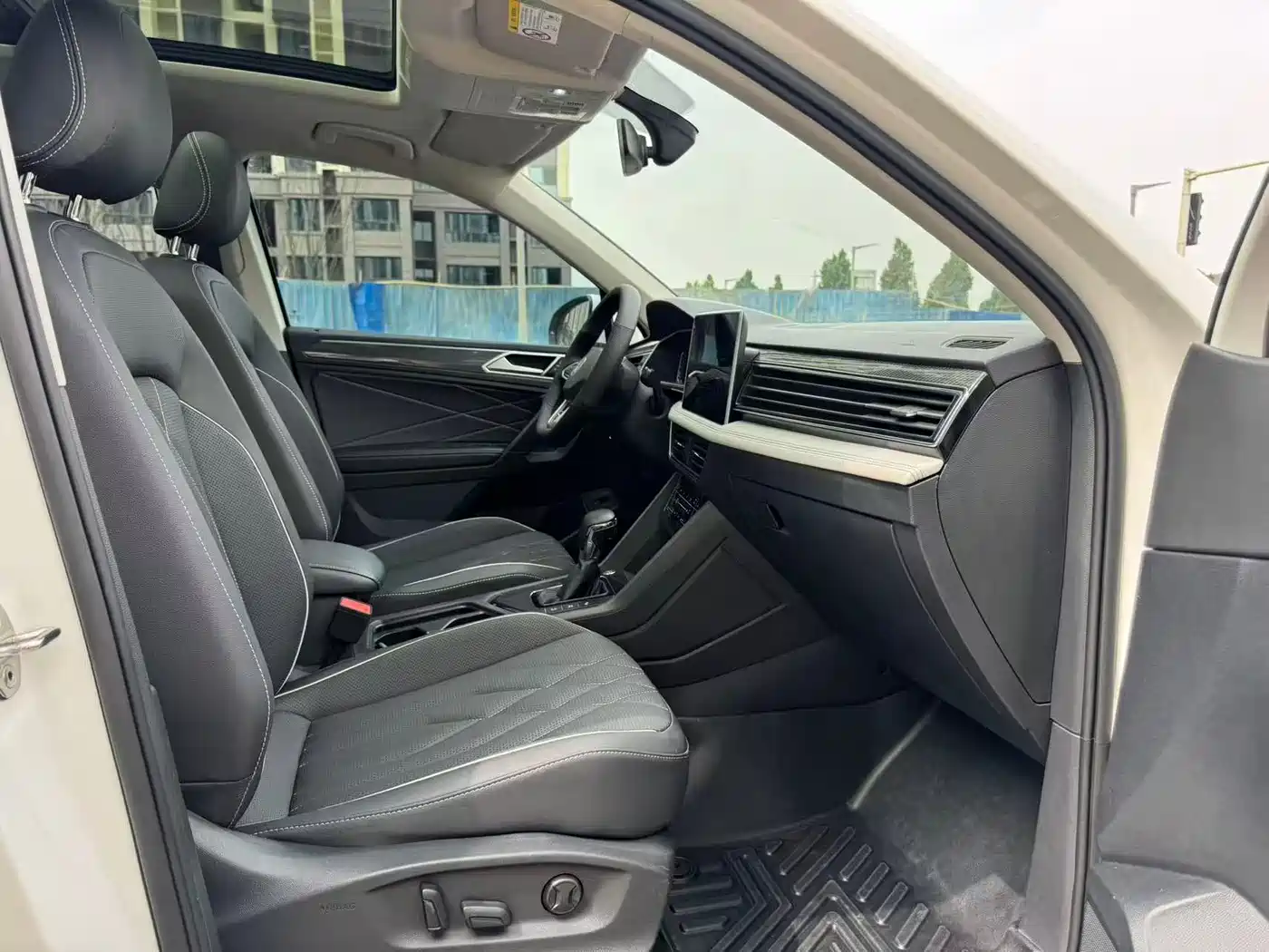 Volkswagen Tiguan L 2022 330TSI Auto 2WD R-Line Premium Edition фото 3