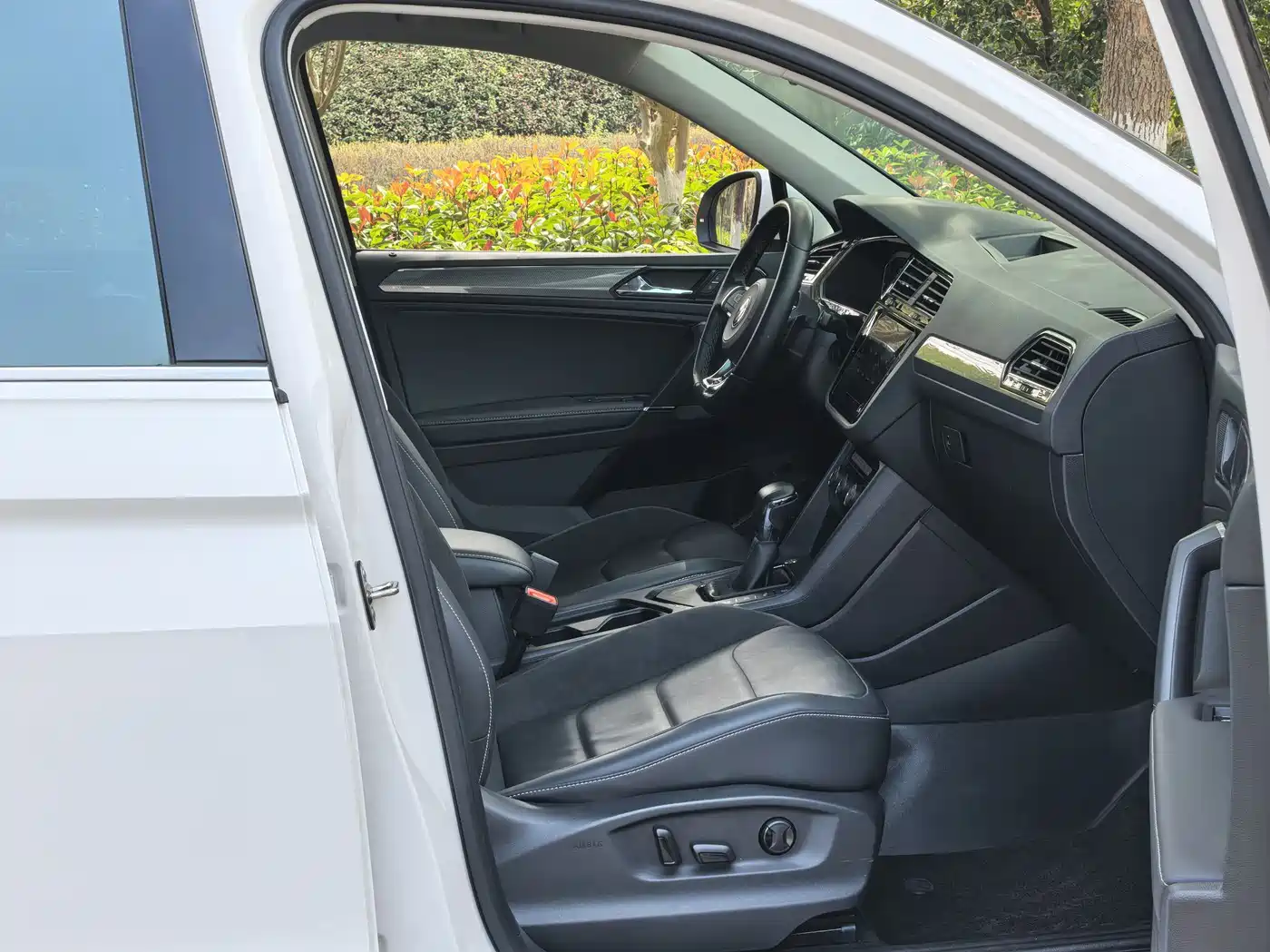 Volkswagen Tiguan L 2021 330TSI Automatic 2WD R-Line Premium фото 12