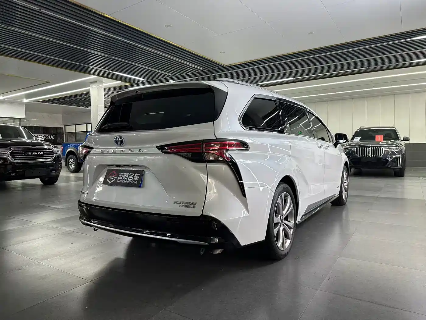 Toyota Sienna 2023 2.5L Hybrid Platinum Edition фото 9