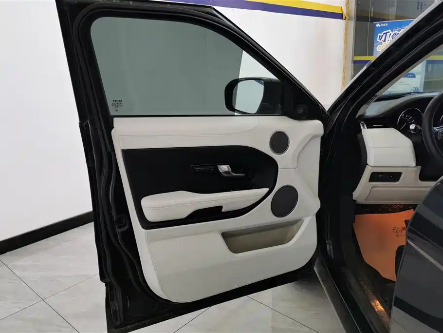 Land Rover Range Rover Evoque (Import) 2012 2.0T 5-door Premium Edition фото 7