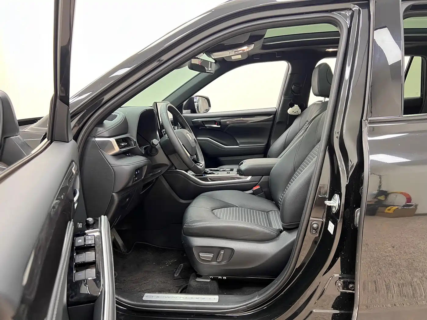 Toyota Crown Kluger 2023 2.5L HEV AWD Premium Edition фото 9