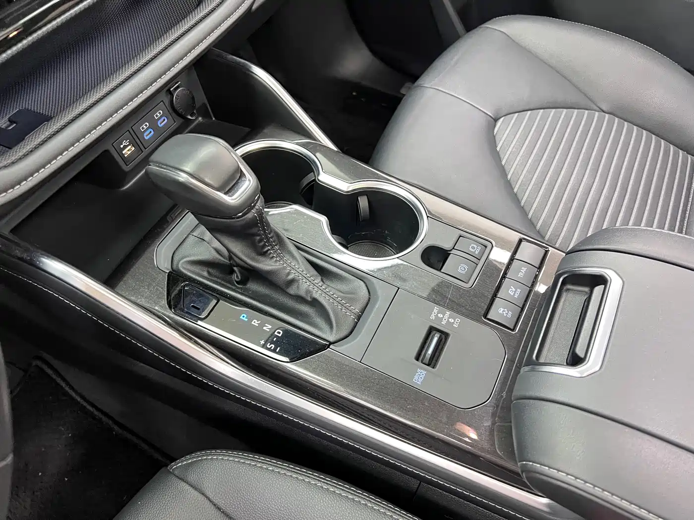 Toyota Crown Kluger 2023 2.5L HEV AWD Premium Edition фото 23