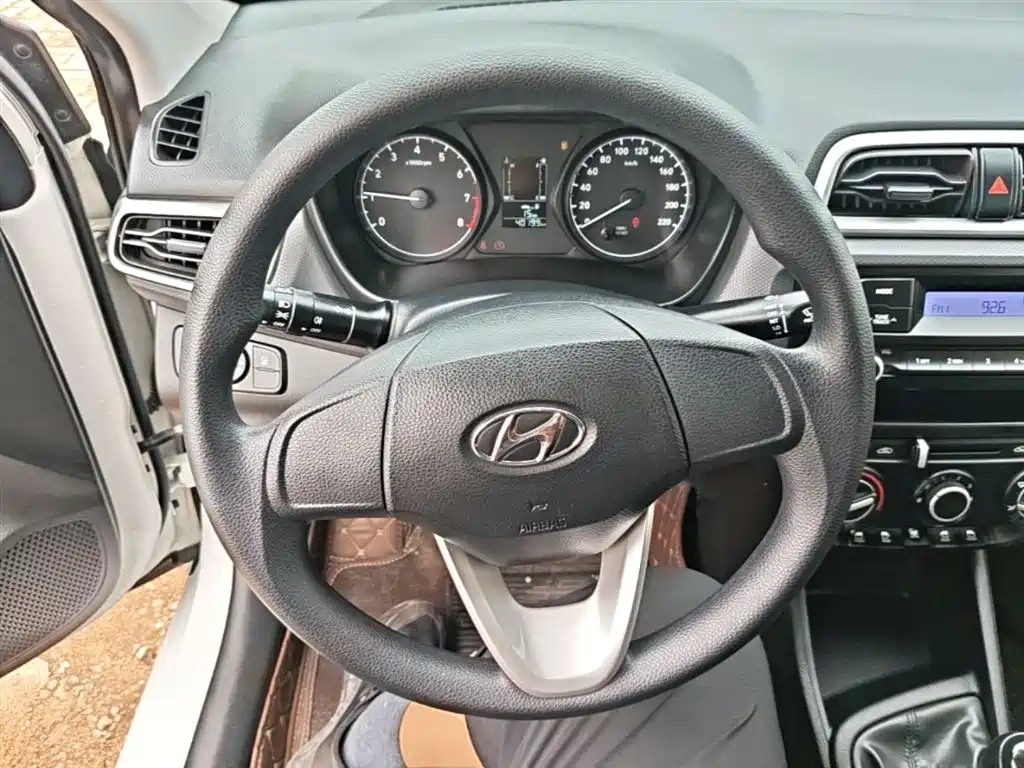 Hyundai Verna 2017 1.4L Manual Renewal Edition China VI фото 11
