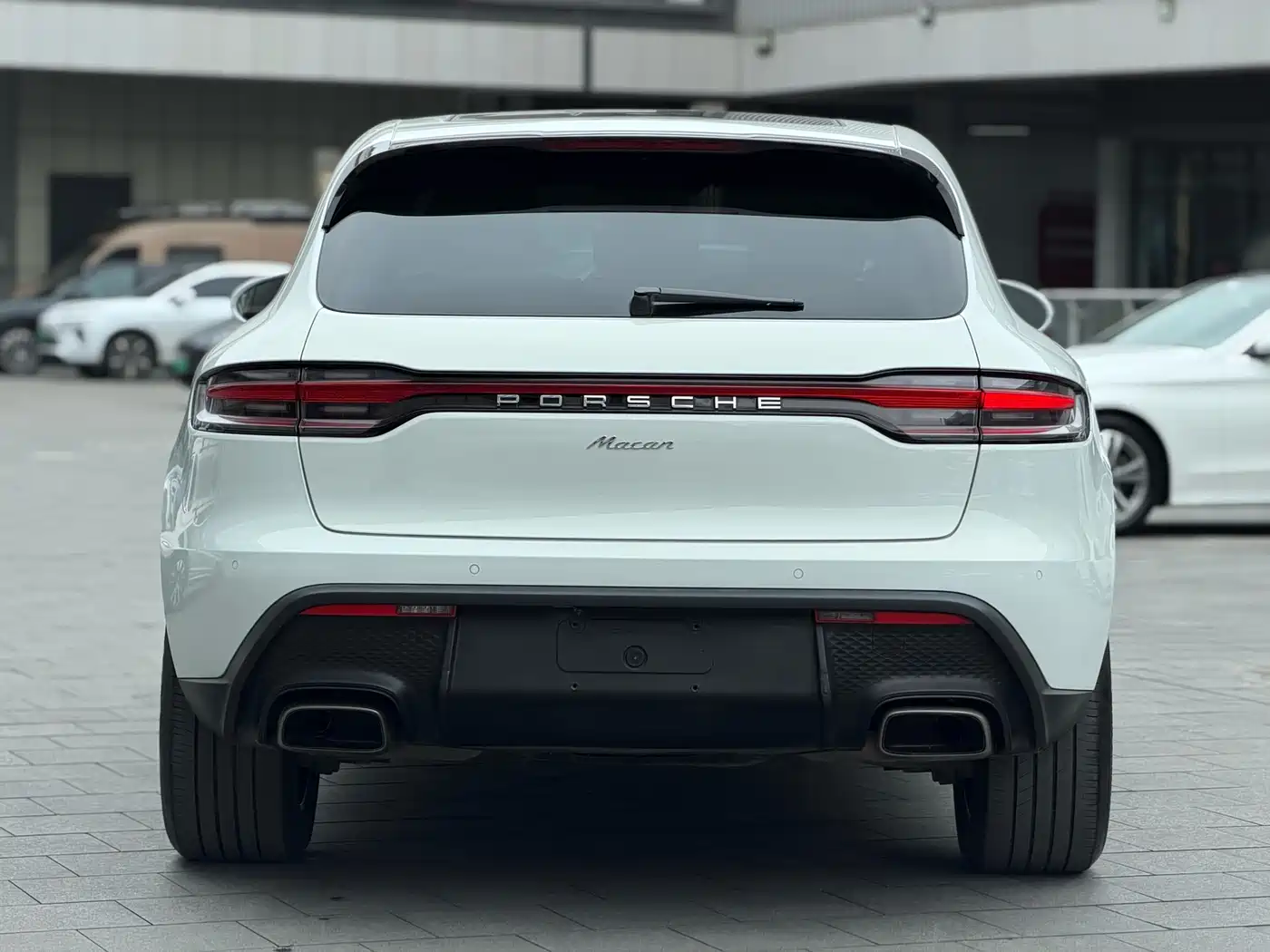 PORSCHE MACAN
