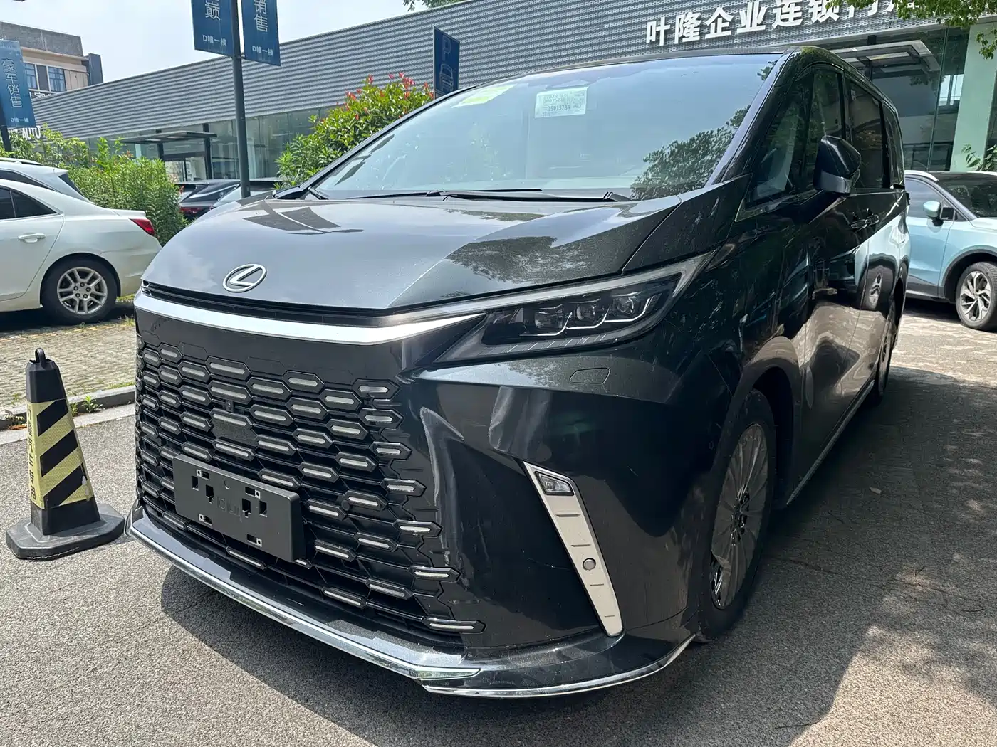 Lexus LM 2025 Model 500h Six-Seater Prestige Edition