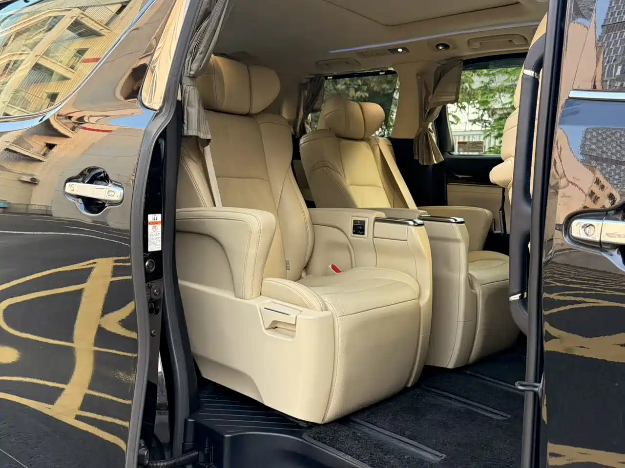 Toyota Alphard 2018 3.5L Luxury фото 12